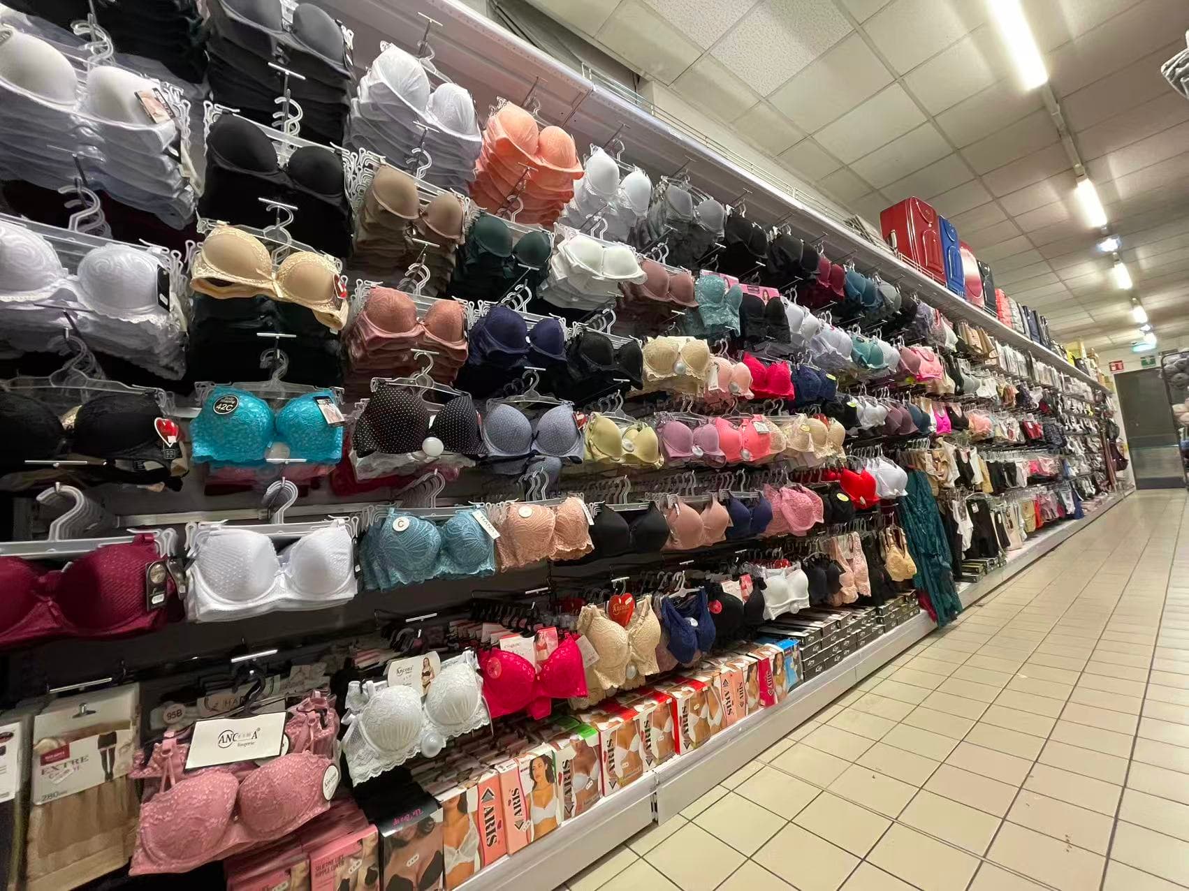 Borse e accessori esposti lungo una corsia