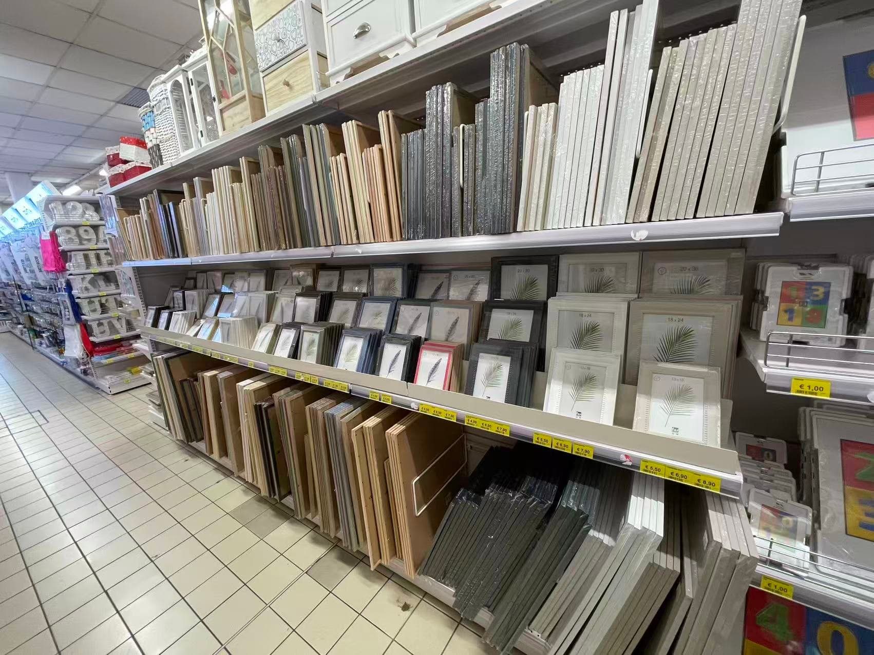 Cornici di diversi formati sugli scaffali