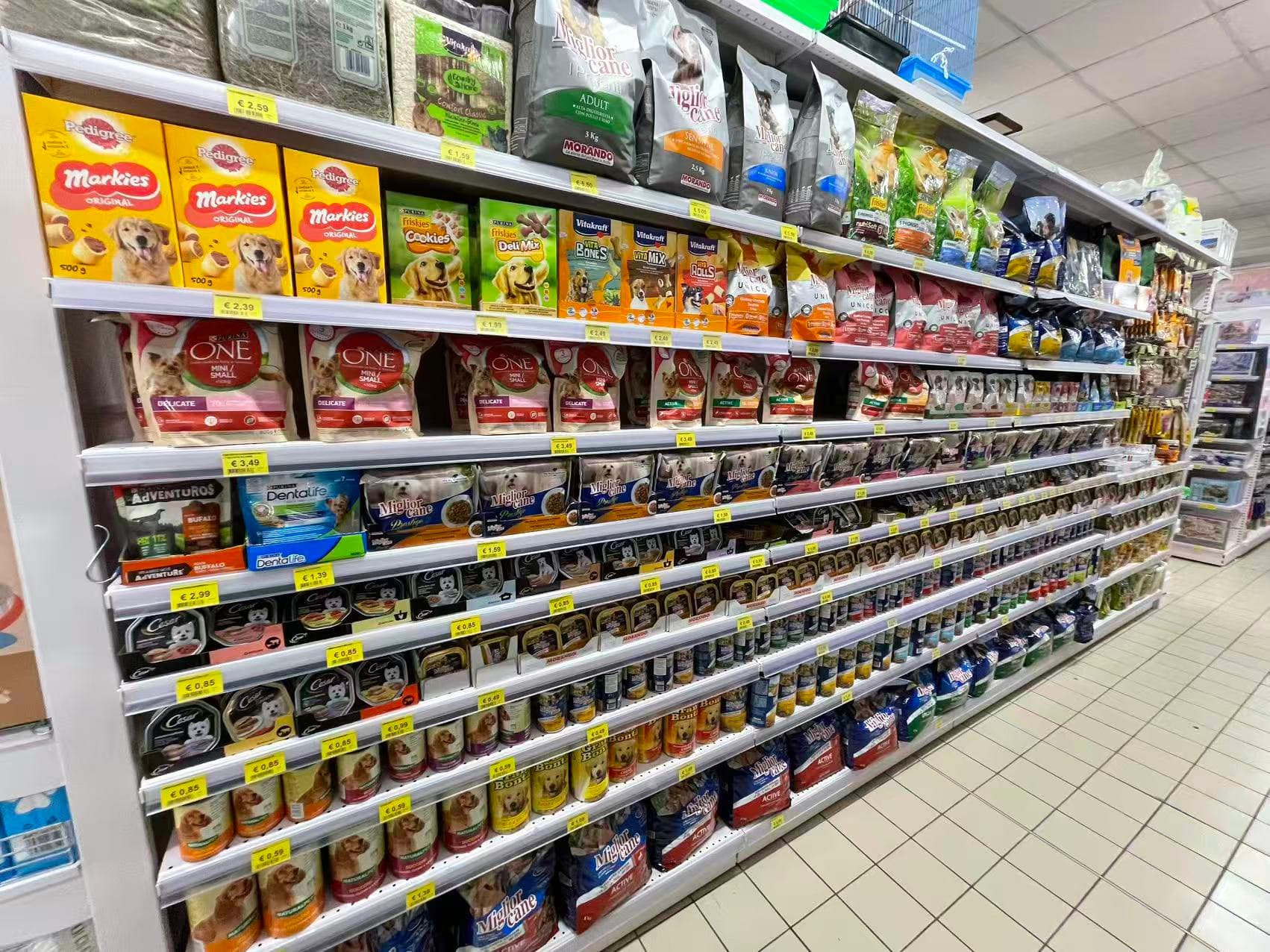 Assortimento di alimenti per animali domestici