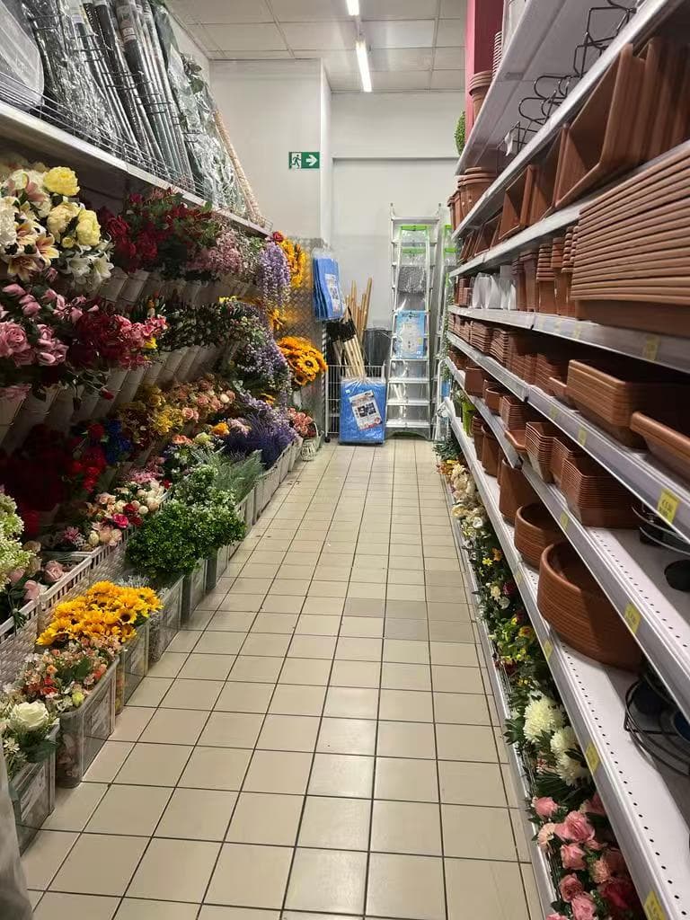 Fiori decorativi e vasi nel reparto casa